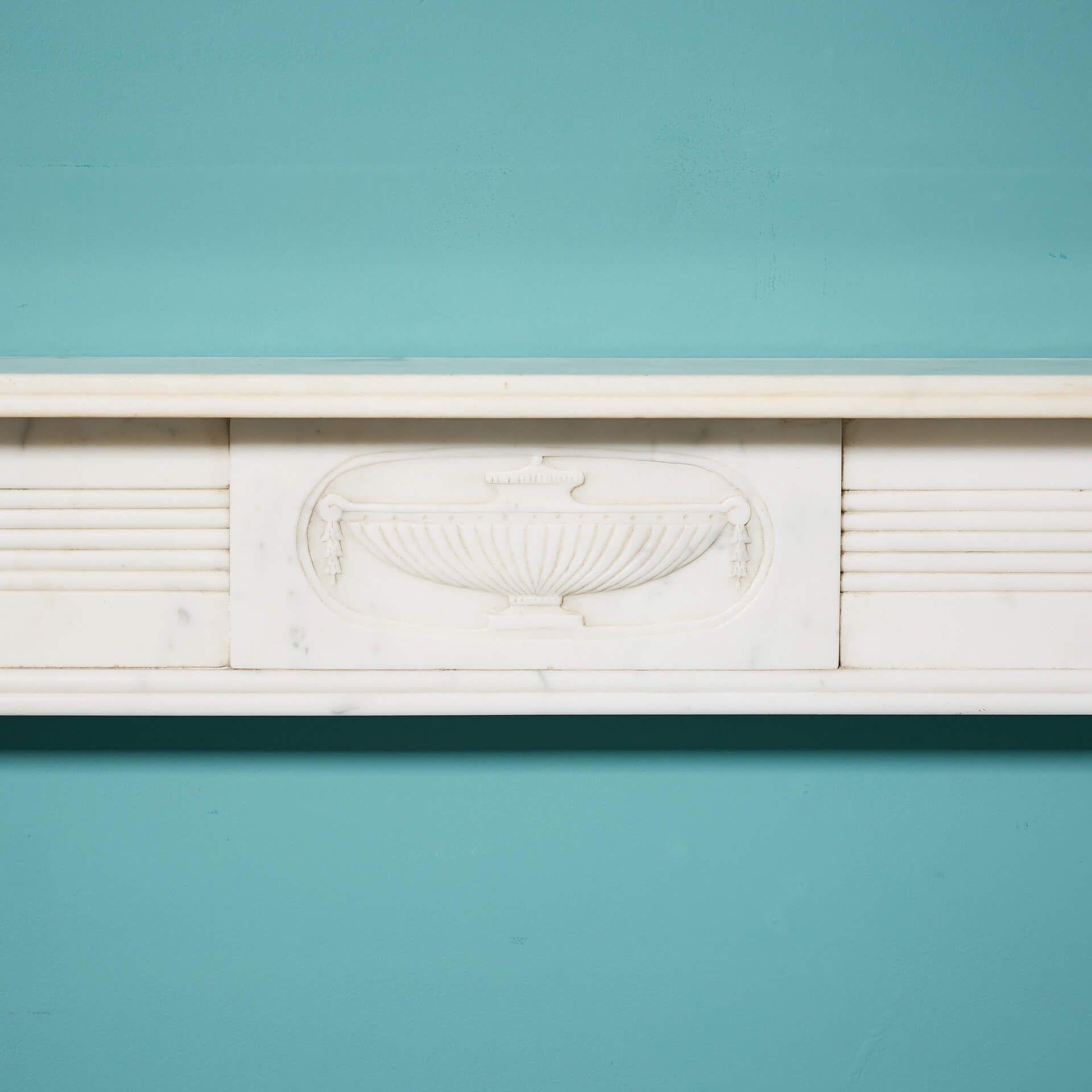 Anglais Cheminée ancienne en marbre blanc statuaire de style géorgien en vente