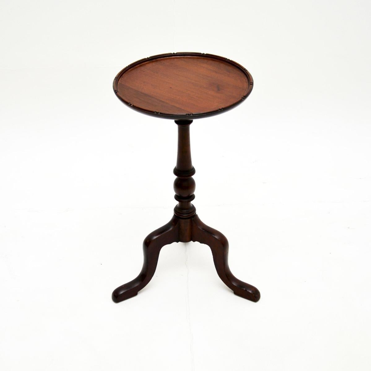 Une table à vin antique très belle et très bien faite. Fabriqué en Angleterre, il date d'environ la période 1900-1910.

Il est de très bonne qualité et très utile. Le plateau circulaire a un bord légèrement bombé et perlé, il repose sur une base