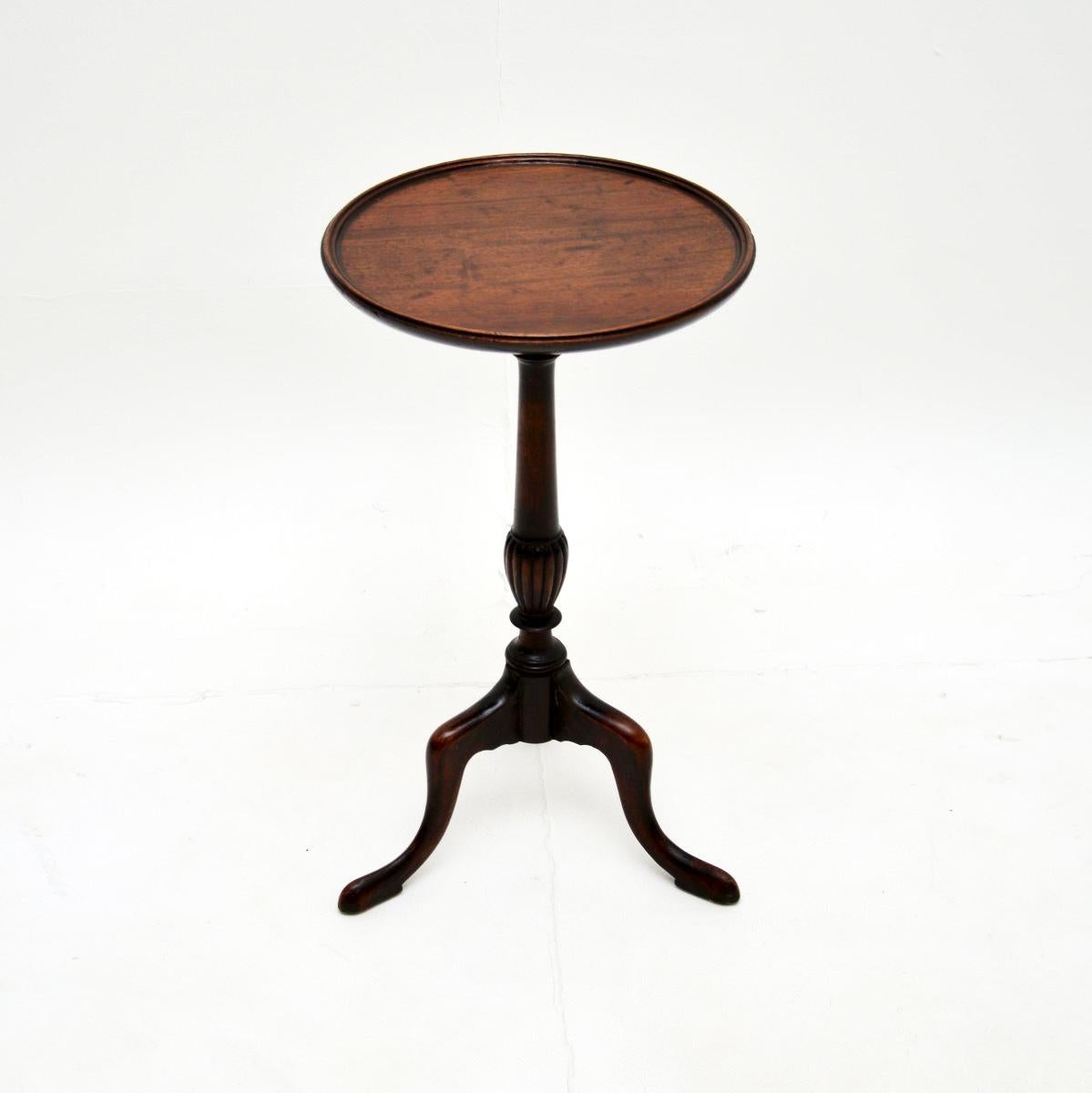 Une table à vin antique charmante et très bien faite. Fabriqué en Angleterre, il date d'environ 1900-1920.

Il est de très bonne qualité et très utile. Le plateau circulaire présente un rebord légèrement surélevé et repose sur un trépied à la fois