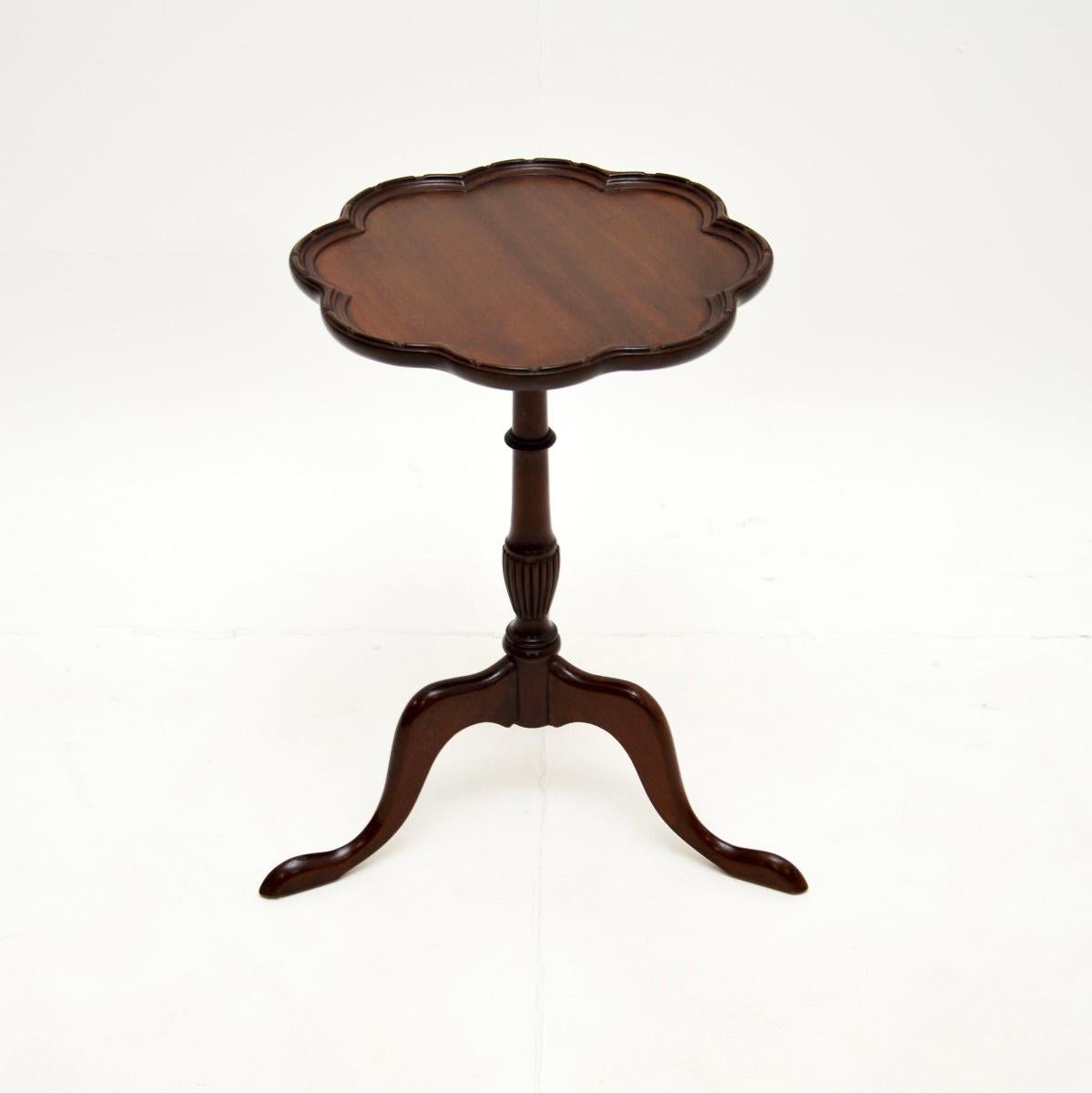 Une belle table à vin ancienne de style géorgien. Fabriqué en Angleterre, il date des années 1910-20.

Il est de très bonne qualité et très utile. Le plateau en forme de fleur a des bords légèrement bombés et des perles sculptées. Il repose sur une