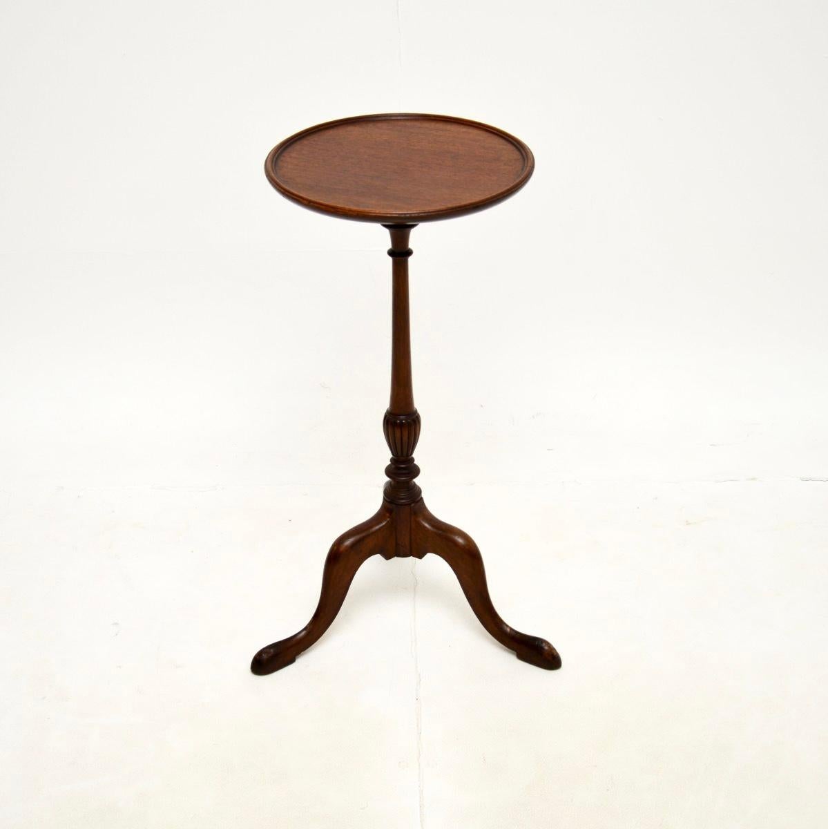 A lovely antique wine table, made in England and dating from around the 1900-1910 period.

It is of very good quality and is a very useful item. The circular top has a slightly lipped edges, it sits on an elegant yet sturdy tripod base.

We have had