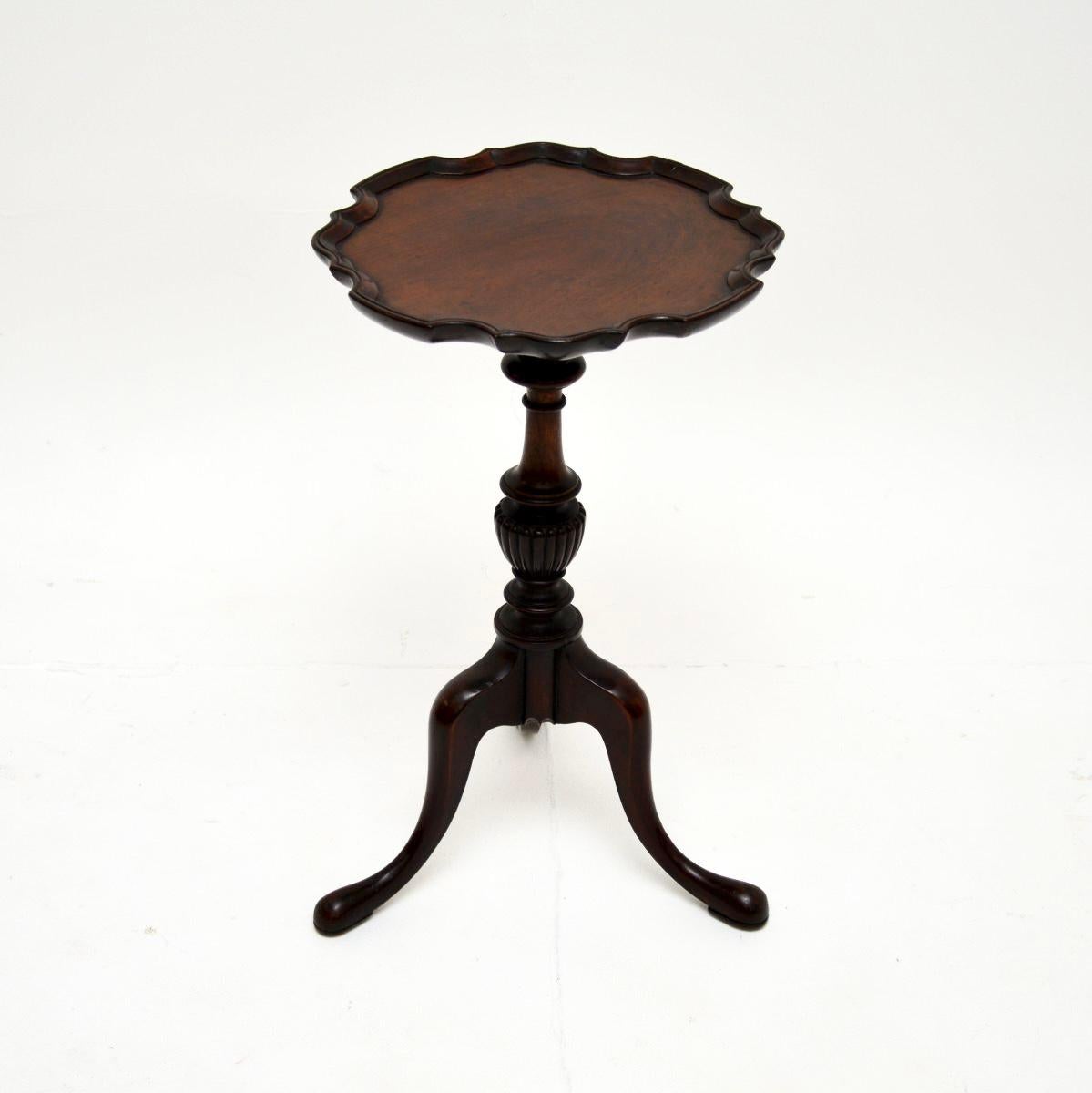 Un tavolo da vino antico di charme e molto ben fatto. Questo modello è stato realizzato in Inghilterra e risale al periodo 1900-1920.

È di qualità eccellente, di dimensioni ridotte e utile. Il piano ha un bordo in rilievo in crosta di torta e