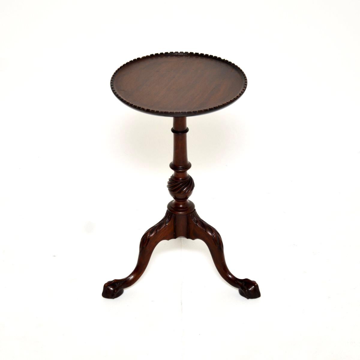A beautiful and extremely well made antique wine table, made in England and dating from around the 1900-1910 period.

It is of superb quality and is a very useful item. The circular top has a slightly lipped and beaded edges, it sits on a finely
