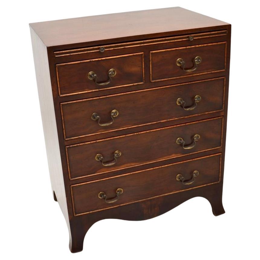 Commode ancienne en bois d'if de style géorgien