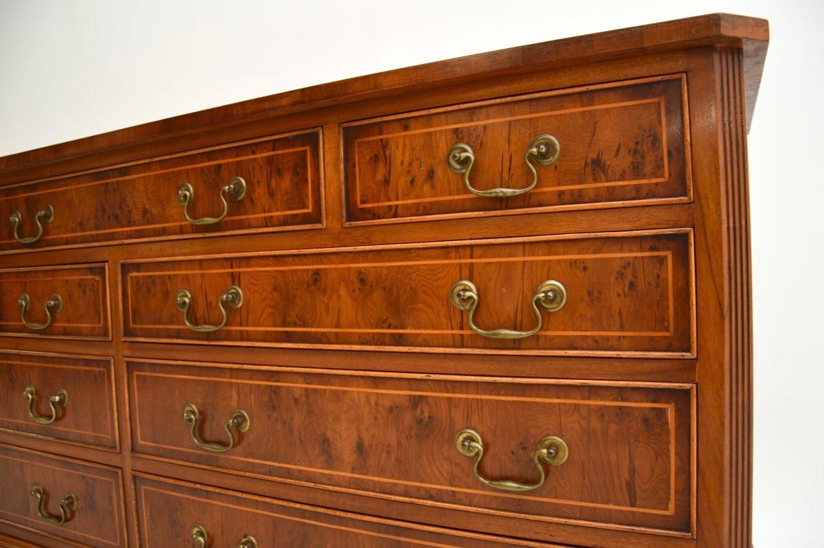 Ancienne commode / buffet en bois d'if de style géorgien 3