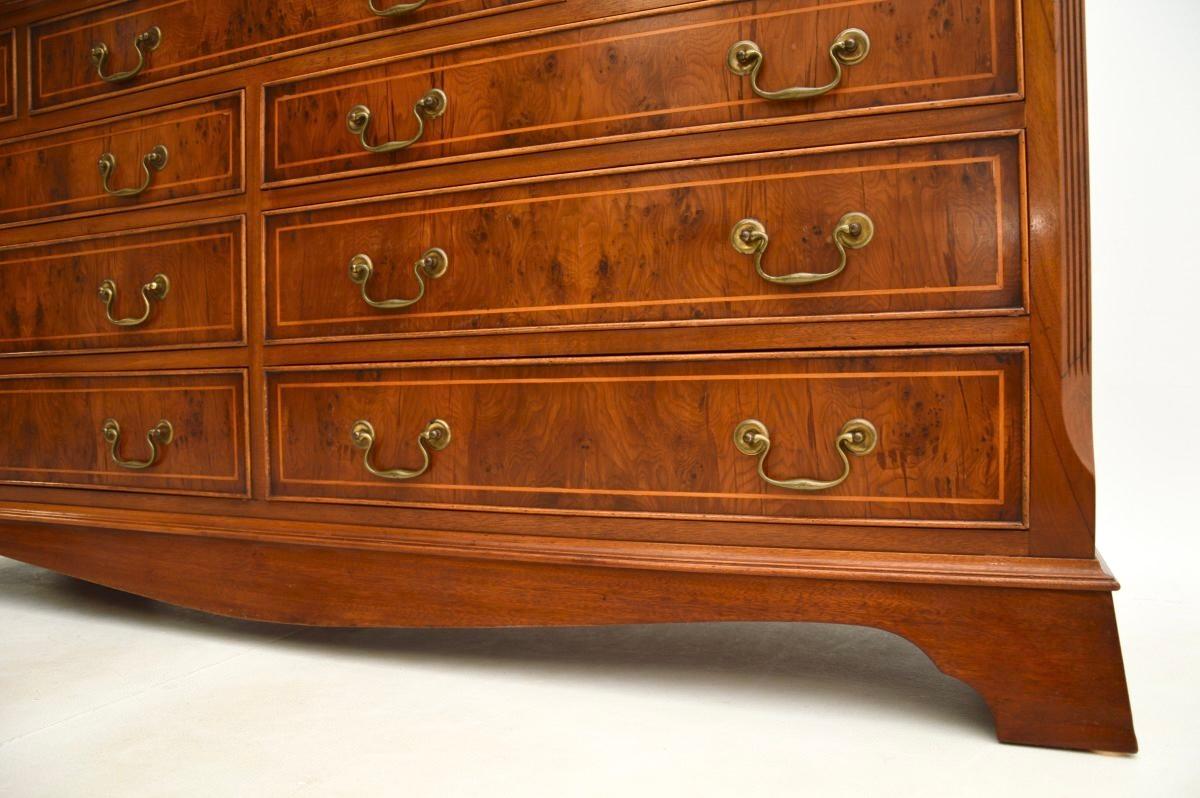 Ancienne commode / buffet en bois d'if de style géorgien 4
