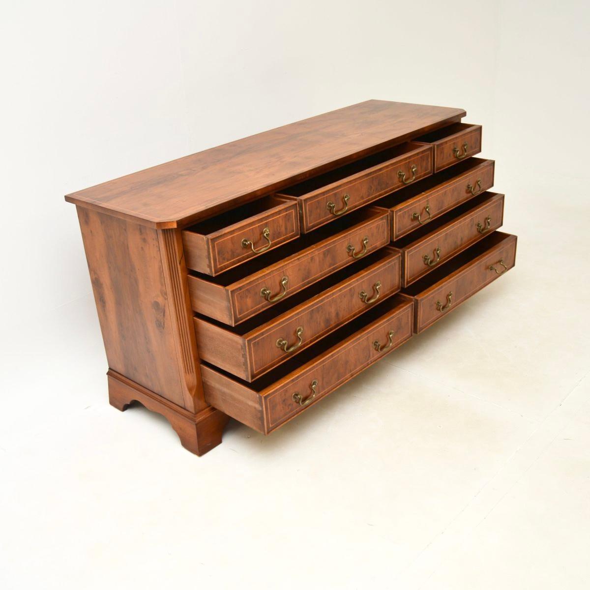 Une commode / buffet en bois d'if de style géorgien, élégante et extrêmement bien faite. Il a été fabriqué en Angleterre et date des années 1930-50.

Il est d'une qualité étonnante et d'une taille très utile, avec beaucoup d'espace de rangement à