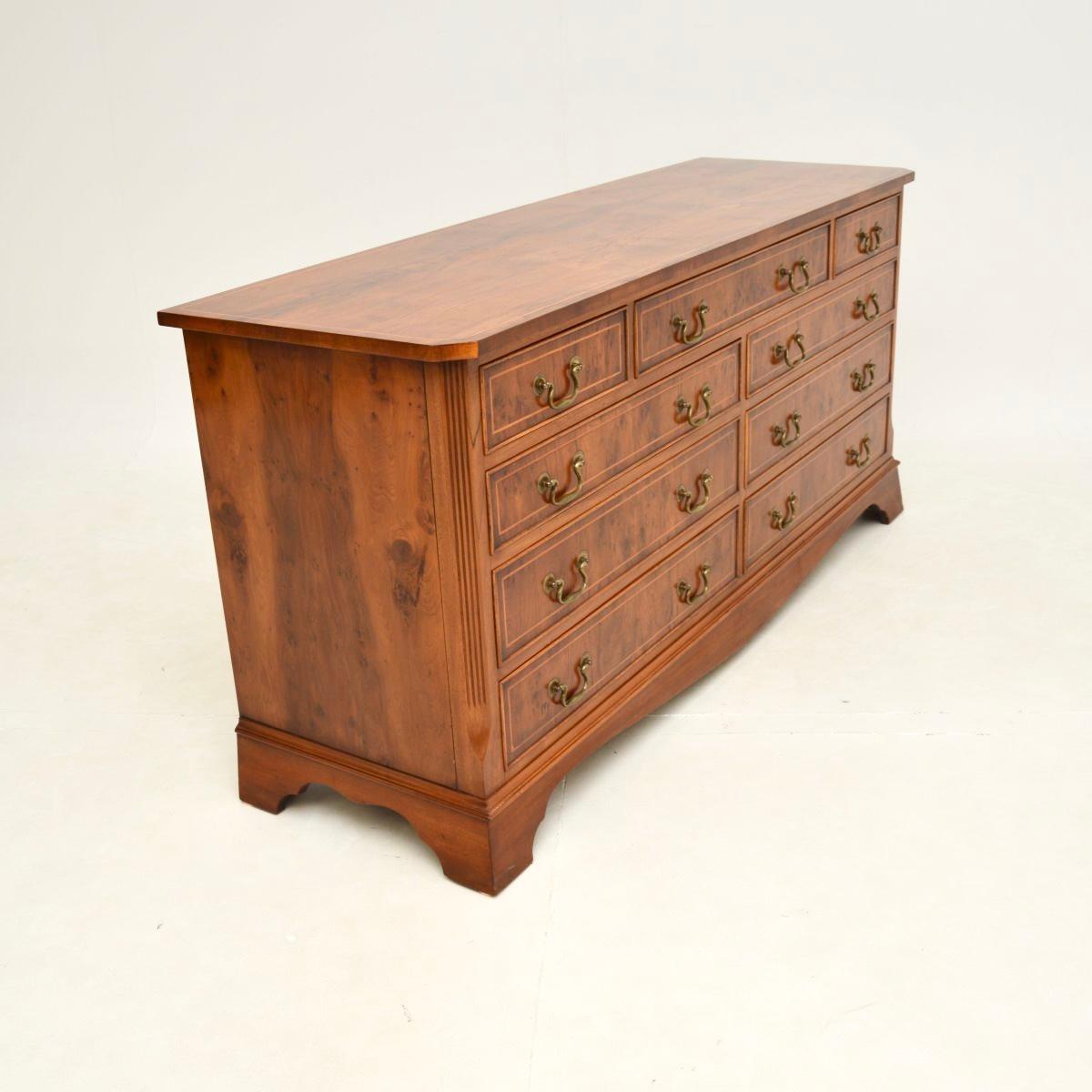 Georgien Ancienne commode / buffet en bois d'if de style géorgien