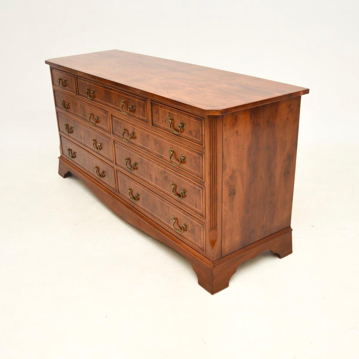 Britannique Ancienne commode / buffet en bois d'if de style géorgien
