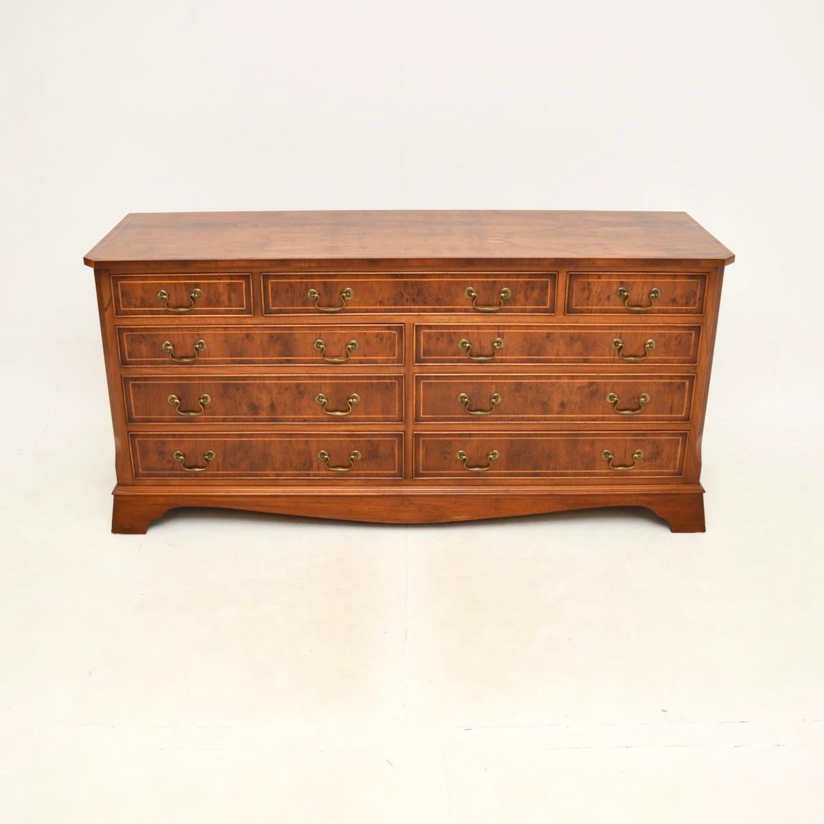 Ancienne commode / buffet en bois d'if de style géorgien Bon état à London, GB