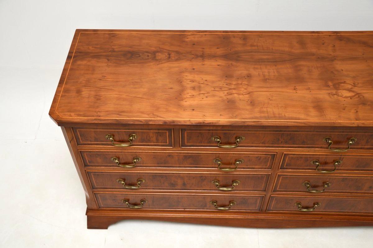 Milieu du XXe siècle Ancienne commode / buffet en bois d'if de style géorgien