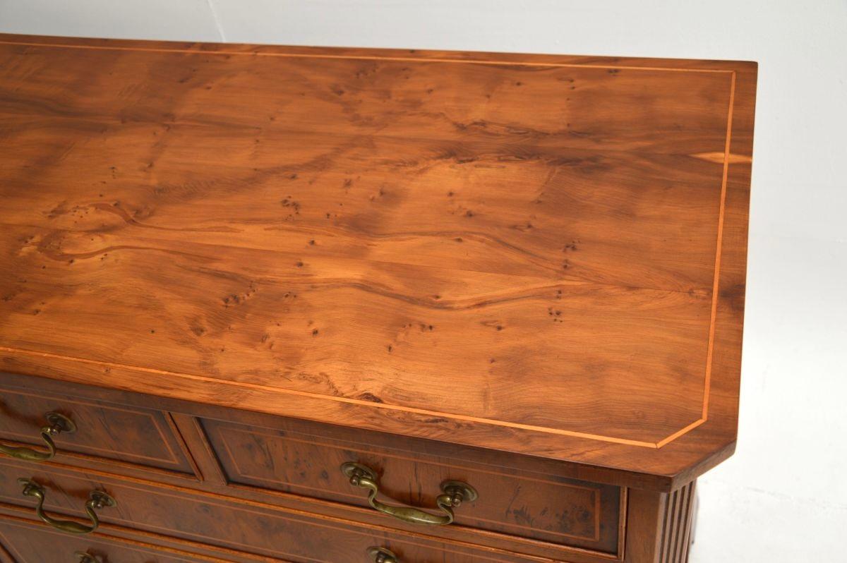Ancienne commode / buffet en bois d'if de style géorgien 1