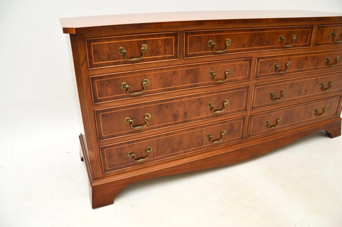 Ancienne commode / buffet en bois d'if de style géorgien 2