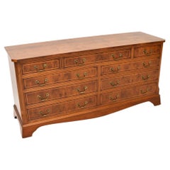 Ancienne commode / buffet en bois d'if de style géorgien