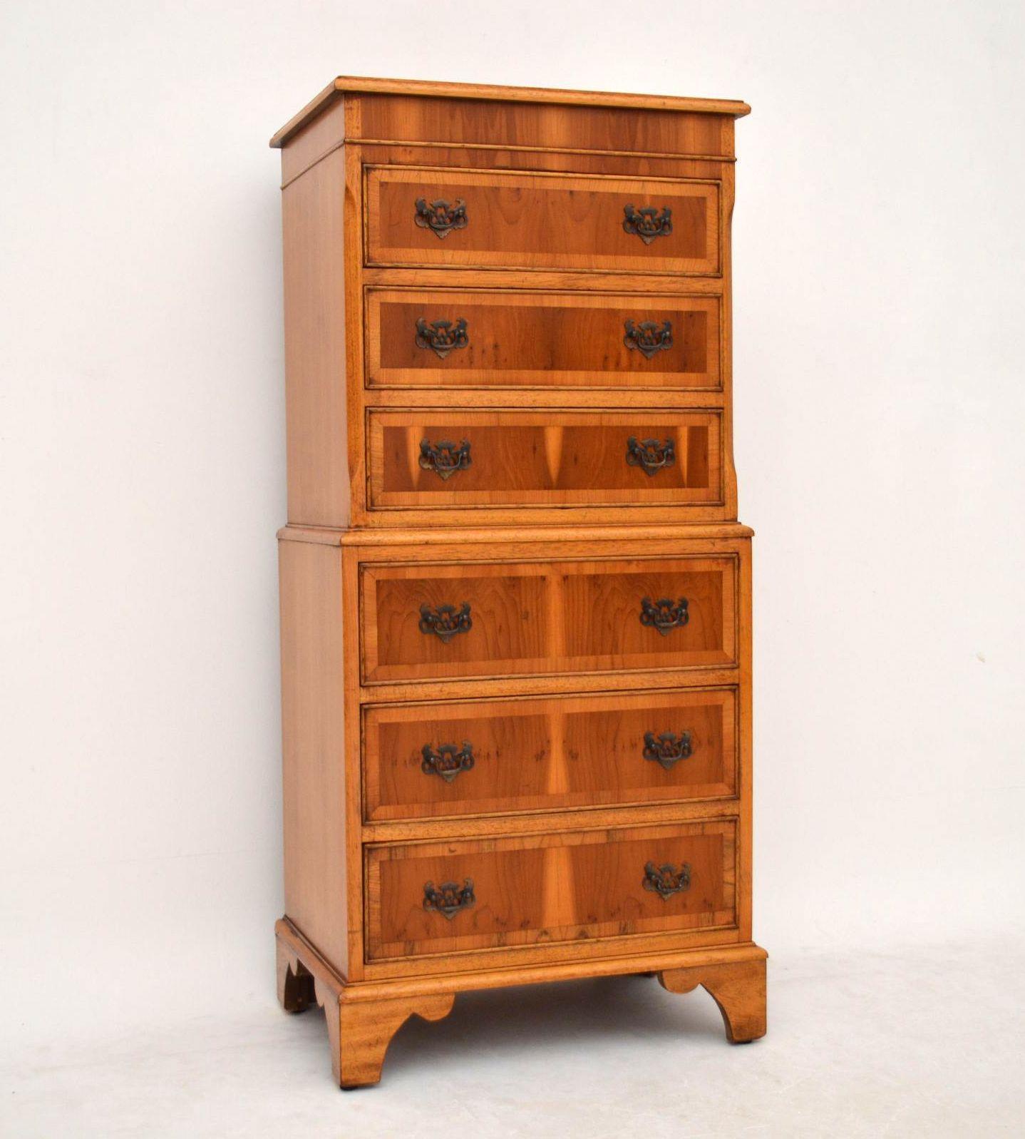 Antique Georgian style yew wood chest on chest in lovely original condition, with a beautiful grain to the wood & it dates to circa 1930s-1950s period. It has a crossbanded top, 6 graduated drawers with original brass handles & sits on bracket feet.