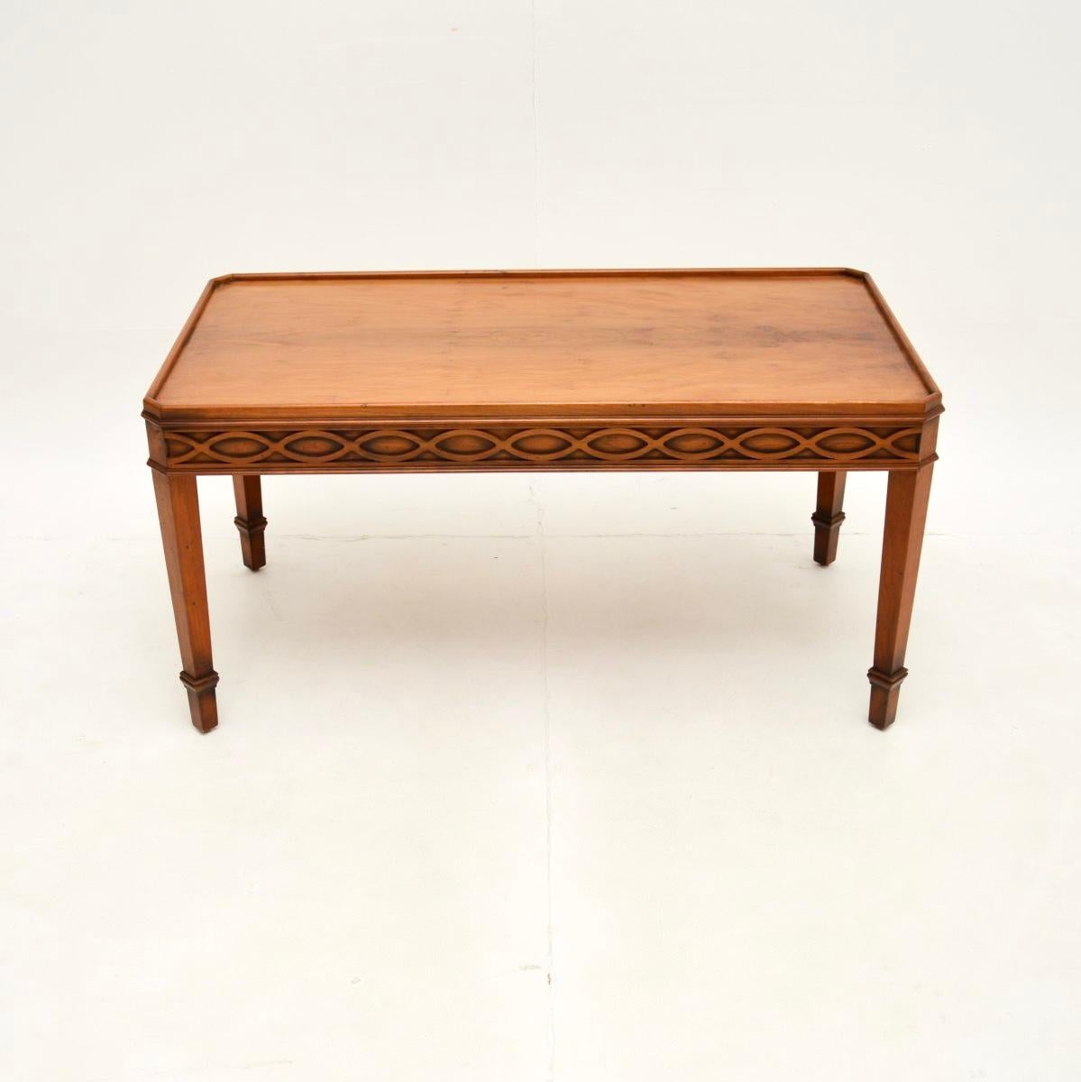 Ein eleganter und sehr gut gemachter antiker Couchtisch aus Eibenholz im georgianischen Stil. Es wurde in England hergestellt und stammt etwa aus den 1950er Jahren.

Es hat eine sehr nützliche Größe und ist von hervorragender Qualität. Die