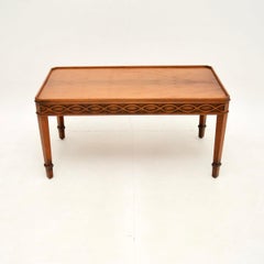 Mesa de centro antigua de madera de tejo de estilo georgiano