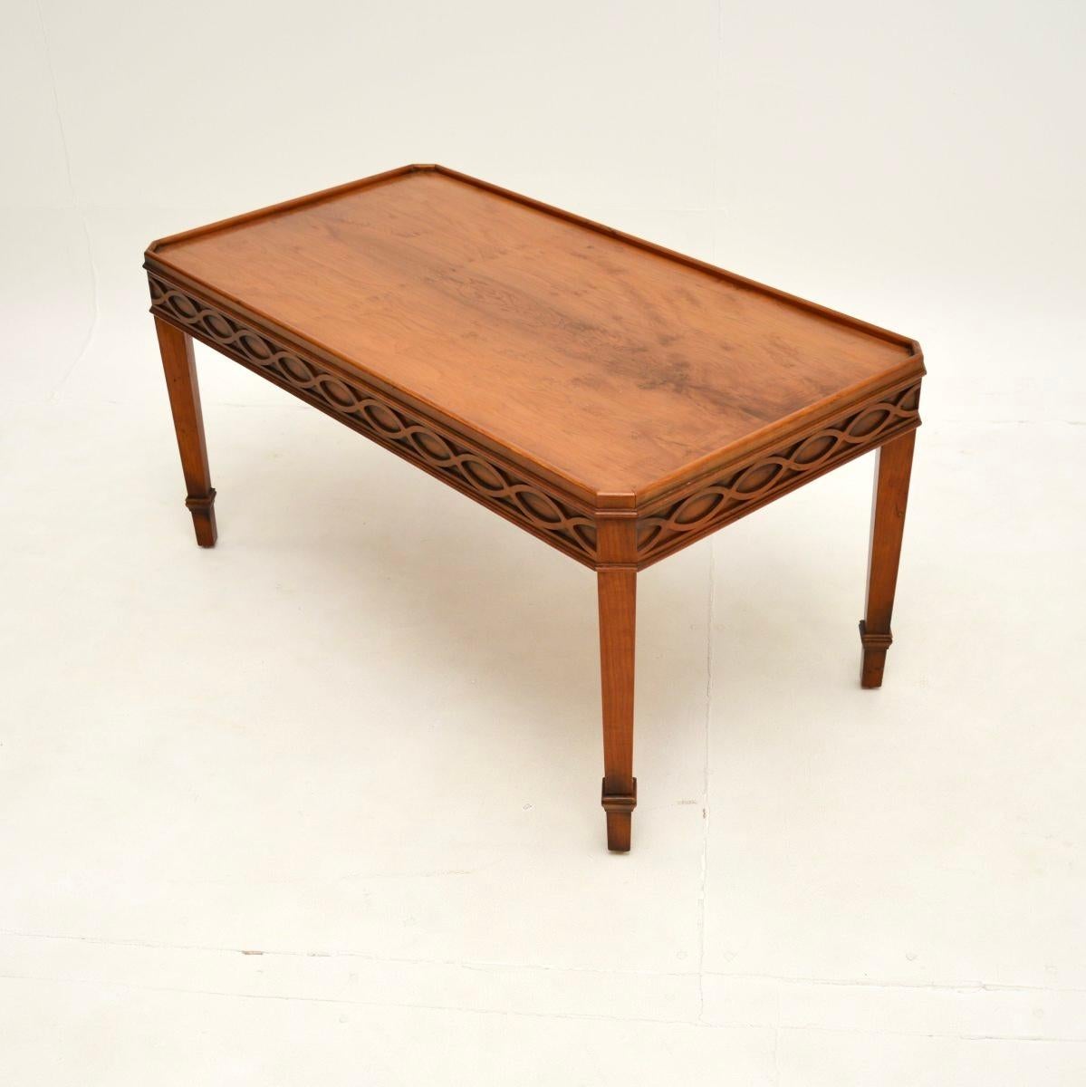 Antiker georgianischer Stil Eibenholz Couchtisch (Georgian) im Angebot