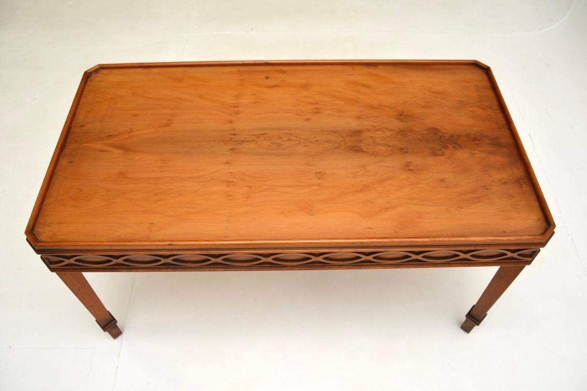 Antiker georgianischer Stil Eibenholz Couchtisch (Britisch) im Angebot