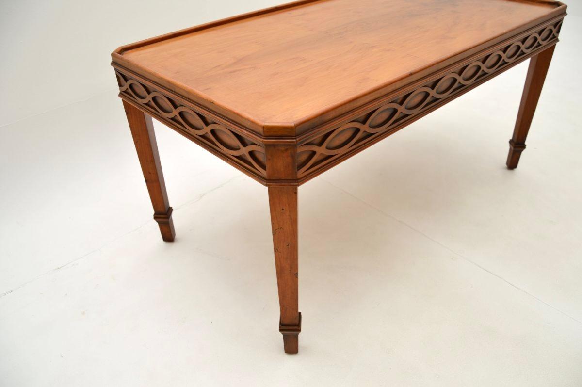 Antiker georgianischer Stil Eibenholz Couchtisch im Zustand „Gut“ im Angebot in London, GB