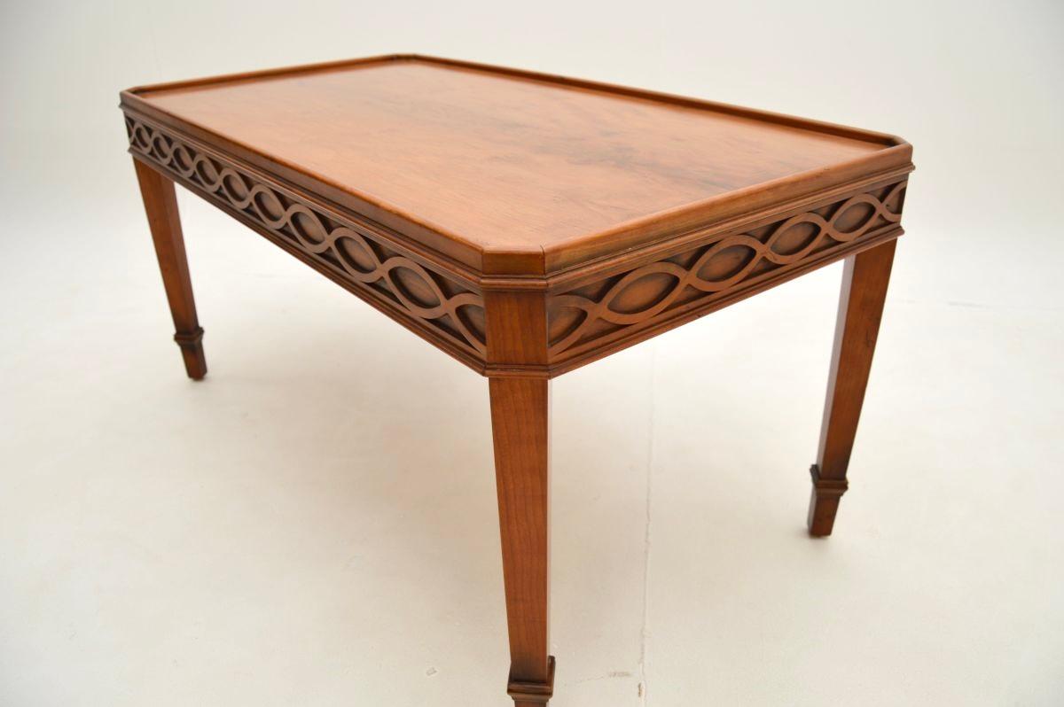 Antiker georgianischer Stil Eibenholz Couchtisch (Mitte des 20. Jahrhunderts) im Angebot