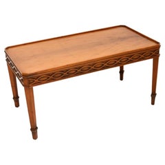 Mesa de centro antigua de madera de tejo de estilo georgiano