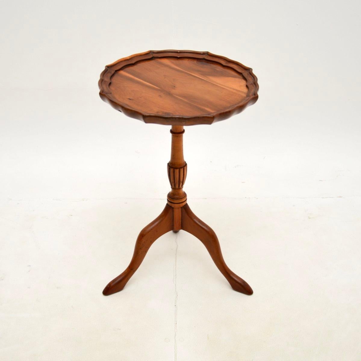 Une belle table à vin ancienne en bois d'if de style géorgien. Il a été fabriqué en Angleterre, il date des années 1950 environ.

Il est très bien fait et de grande qualité. Il s'agit d'une taille vraiment utile et facile à déplacer. Le plateau