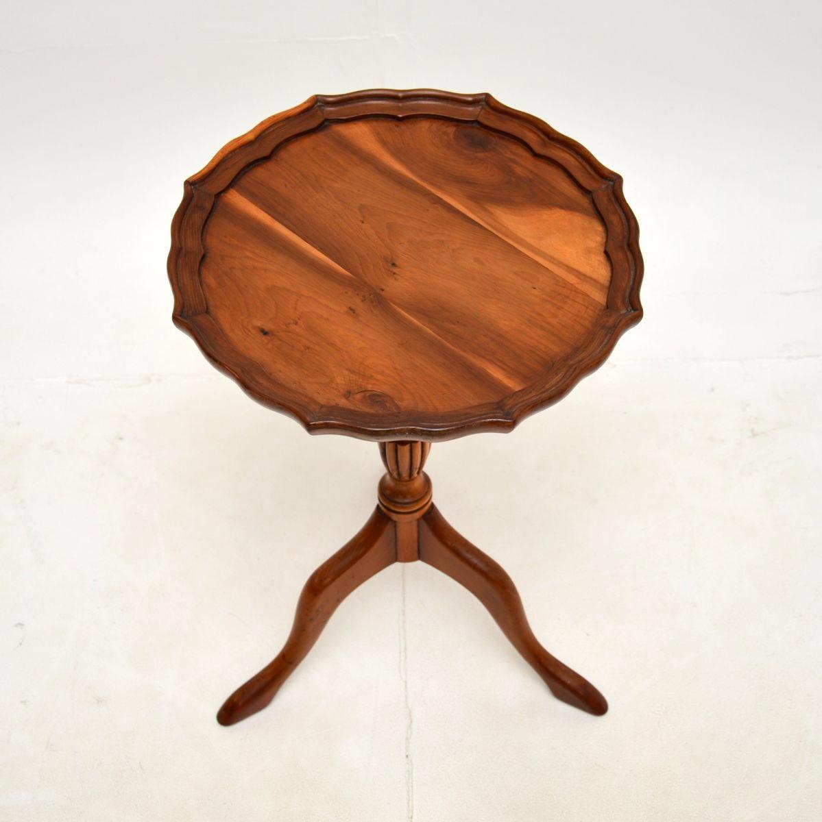 Georgien Table à vin ancienne en bois d'if de style géorgien en vente
