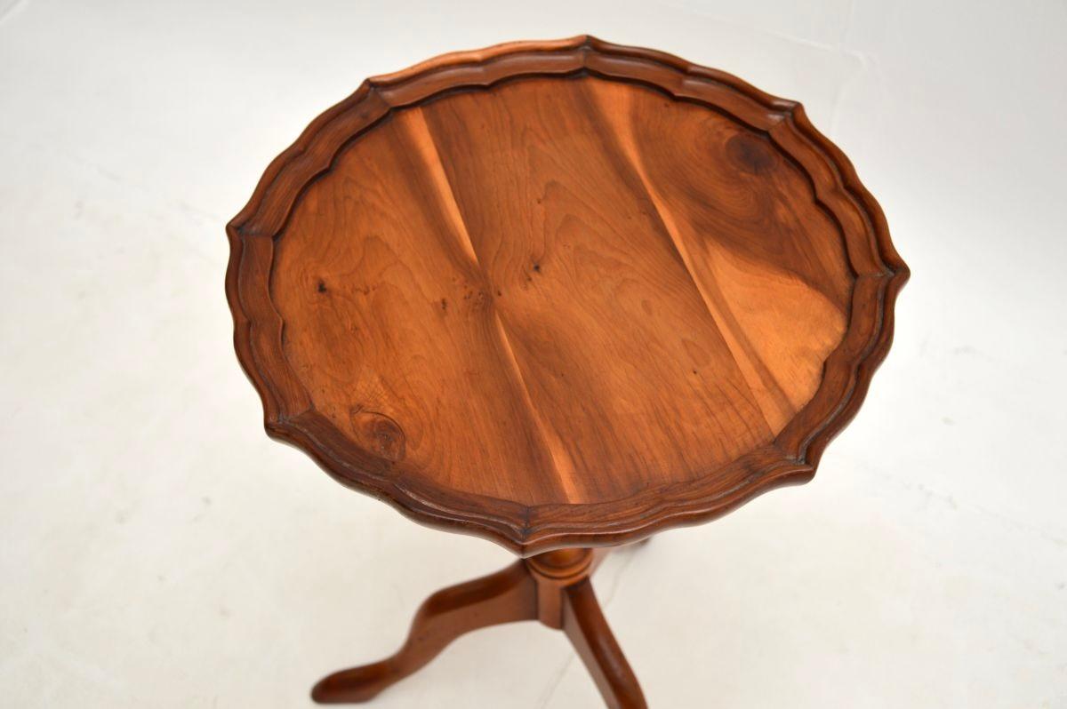 Britannique Table à vin ancienne en bois d'if de style géorgien en vente