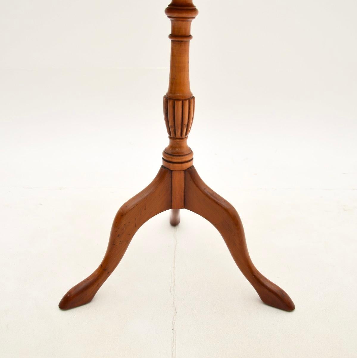 Milieu du XXe siècle Table à vin ancienne en bois d'if de style géorgien en vente