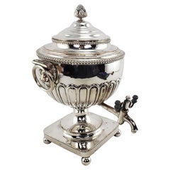 Antigua urna de té o agua caliente chapada en plata de estilo georgiano con monturas de león