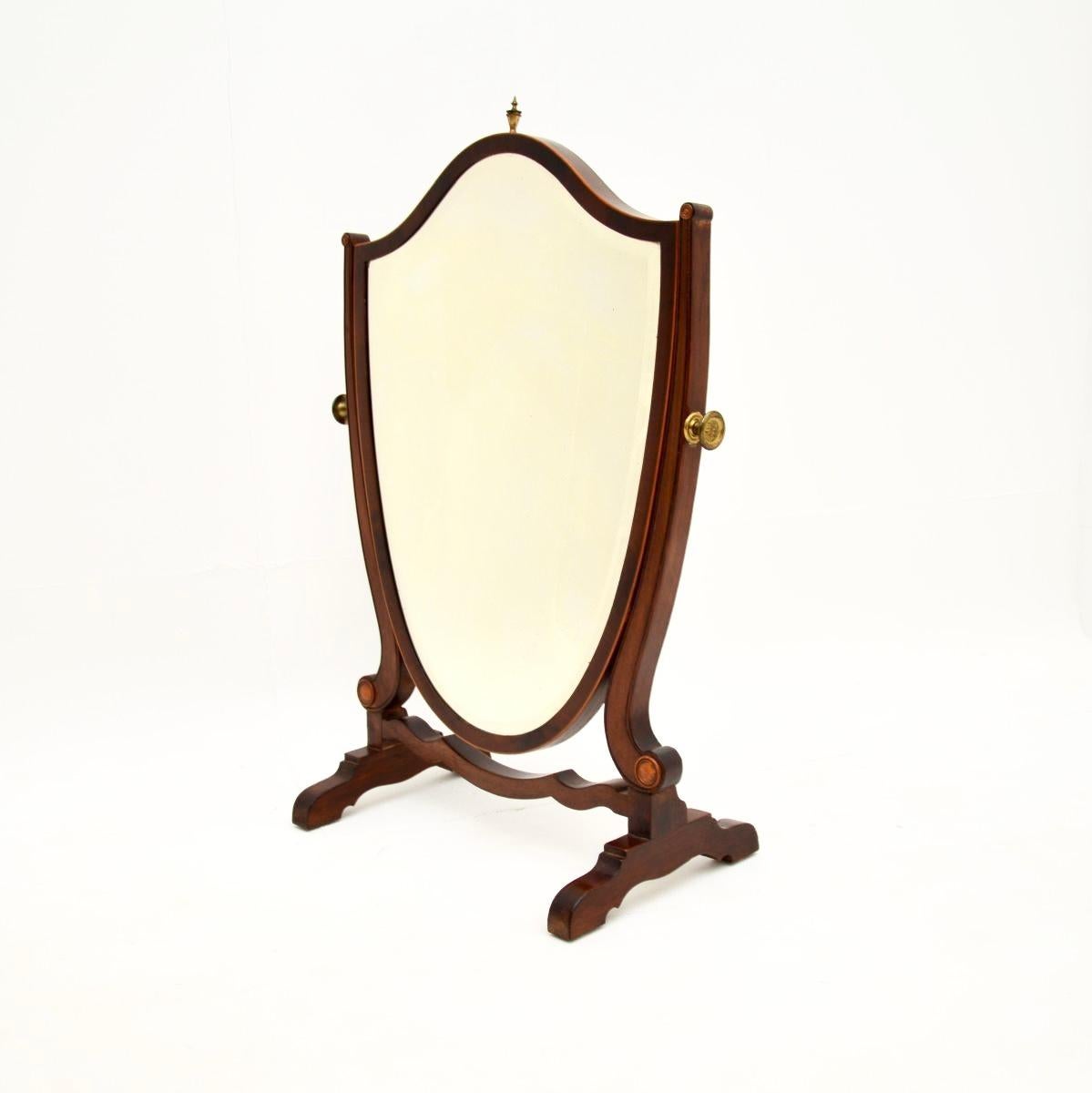 Un fantastique miroir de table géorgien ancien. Fabriqué en Angleterre, il date de la période 1800-1810.

La qualité est superbe, la taille est grande et impressionnante. Le miroir a un cadre en forme de bouclier, il est maintenu par des supports à