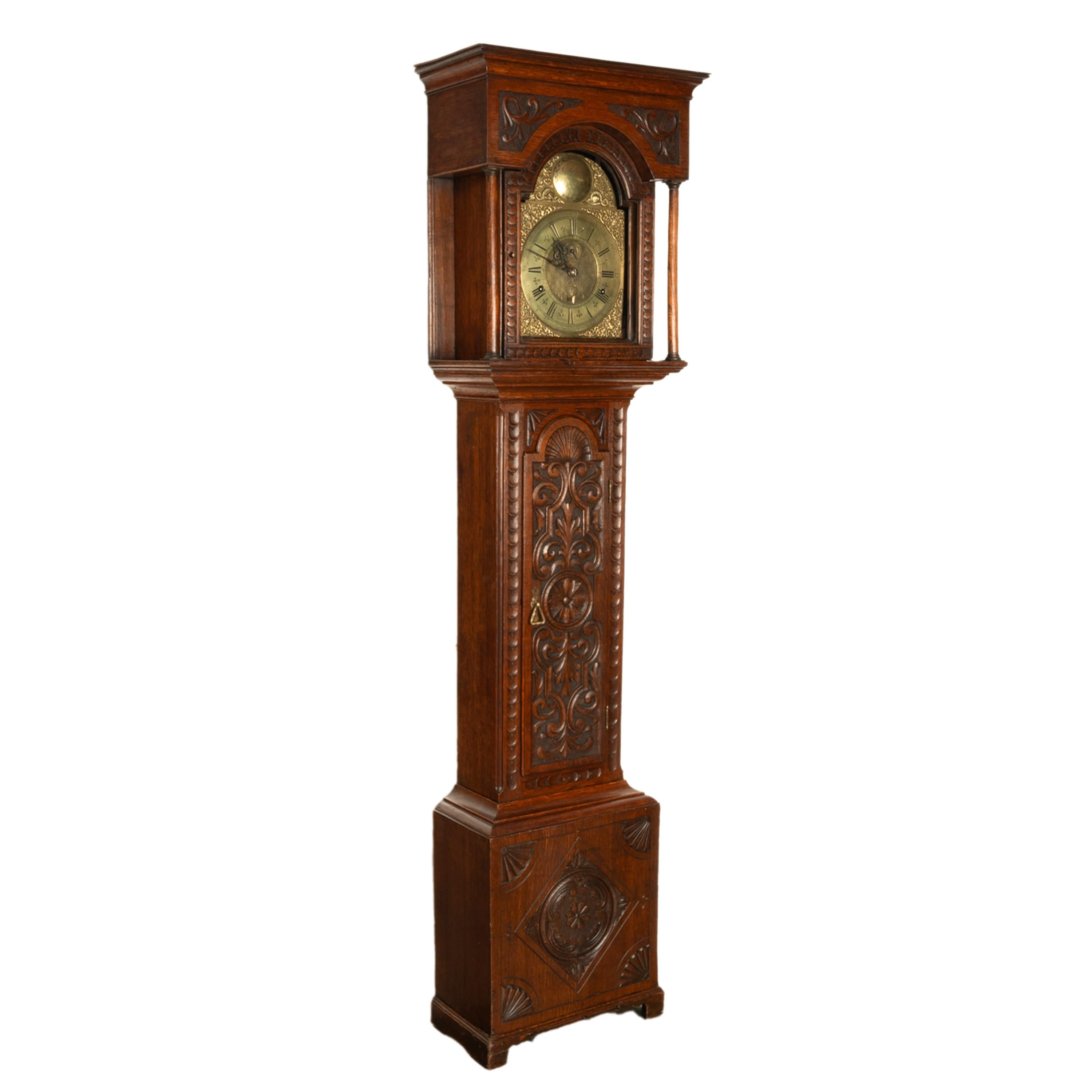 Muy buen reloj de pie con caja de roble tallado de 8 días de altura de principios del siglo XVIII Jorge III, Gulielmus (William) Dickinson y George Brownless, de Staindrop Village, condado de Durham, Inglaterra, hacia 1780.
Este maravilloso reloj de