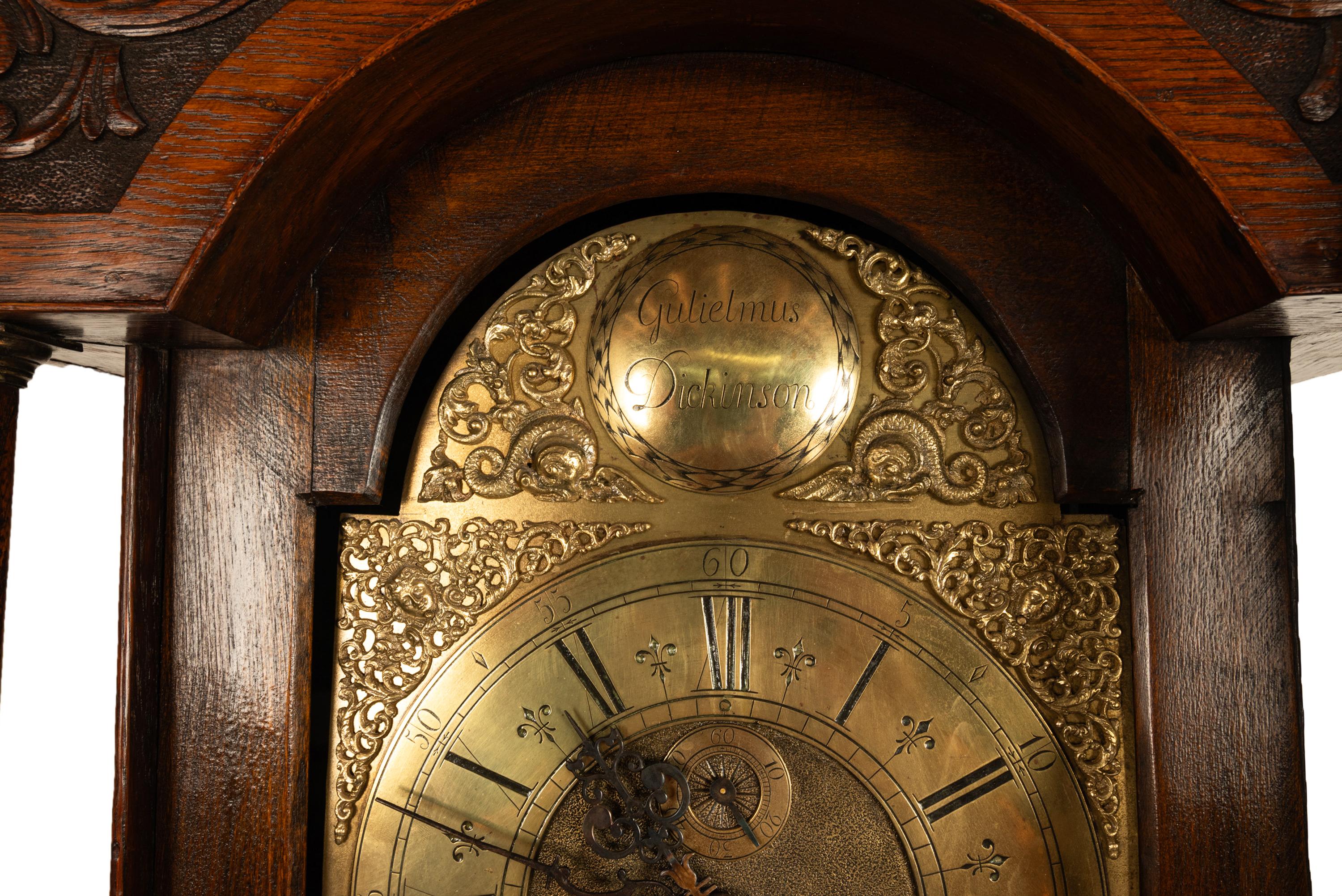Antiguo reloj georgiano de caja alta con calendario de abuelo de 8 días Caja de roble tallada 1780 Latón en venta