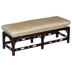 Antico ottomano georgiano Thomas Chippendale per due persone, poggiapiedi con un bell'intaglio