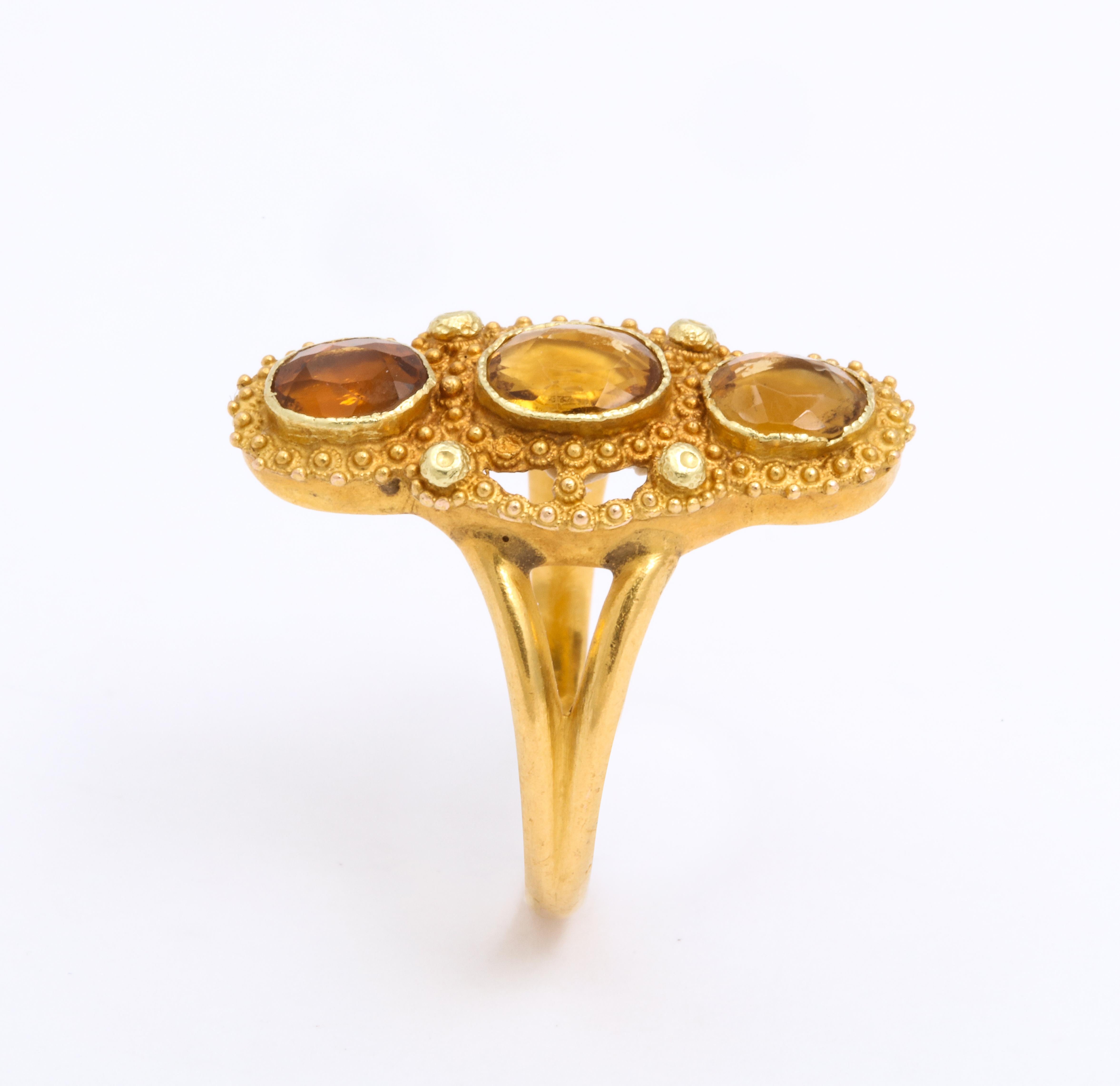 Antiker georgianischer Cannetille-Topas-Ring mit drei Steinen Damen im Angebot