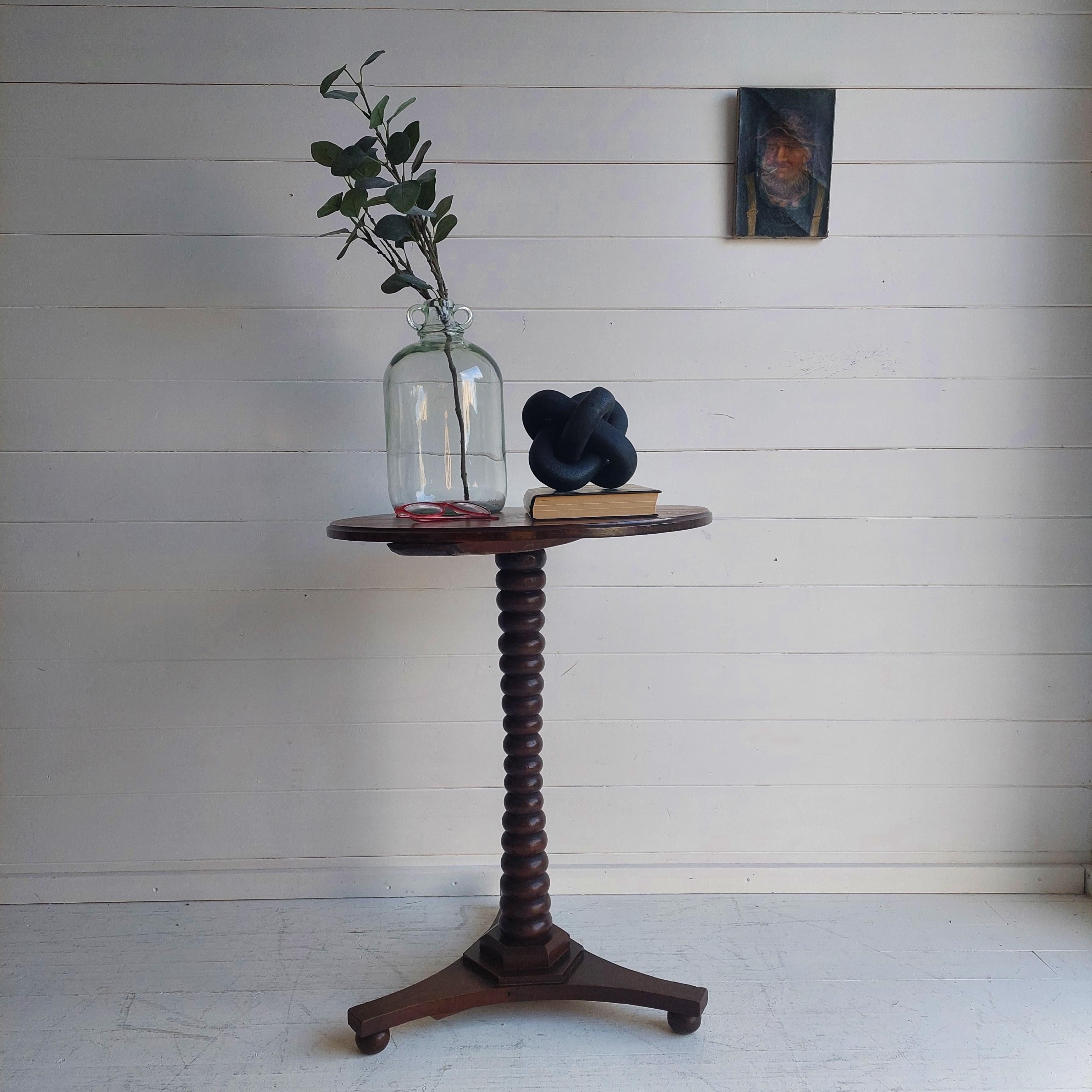 A Lovely English Antique wine or lamp table, Georgian Period circa 1800s.
A gorgeous rare antique bobbin-turned oak tripod wine table in lovely condition.

Features:
The table made from Tiguer Oak 
Circular top with lovely grain
Pedestal