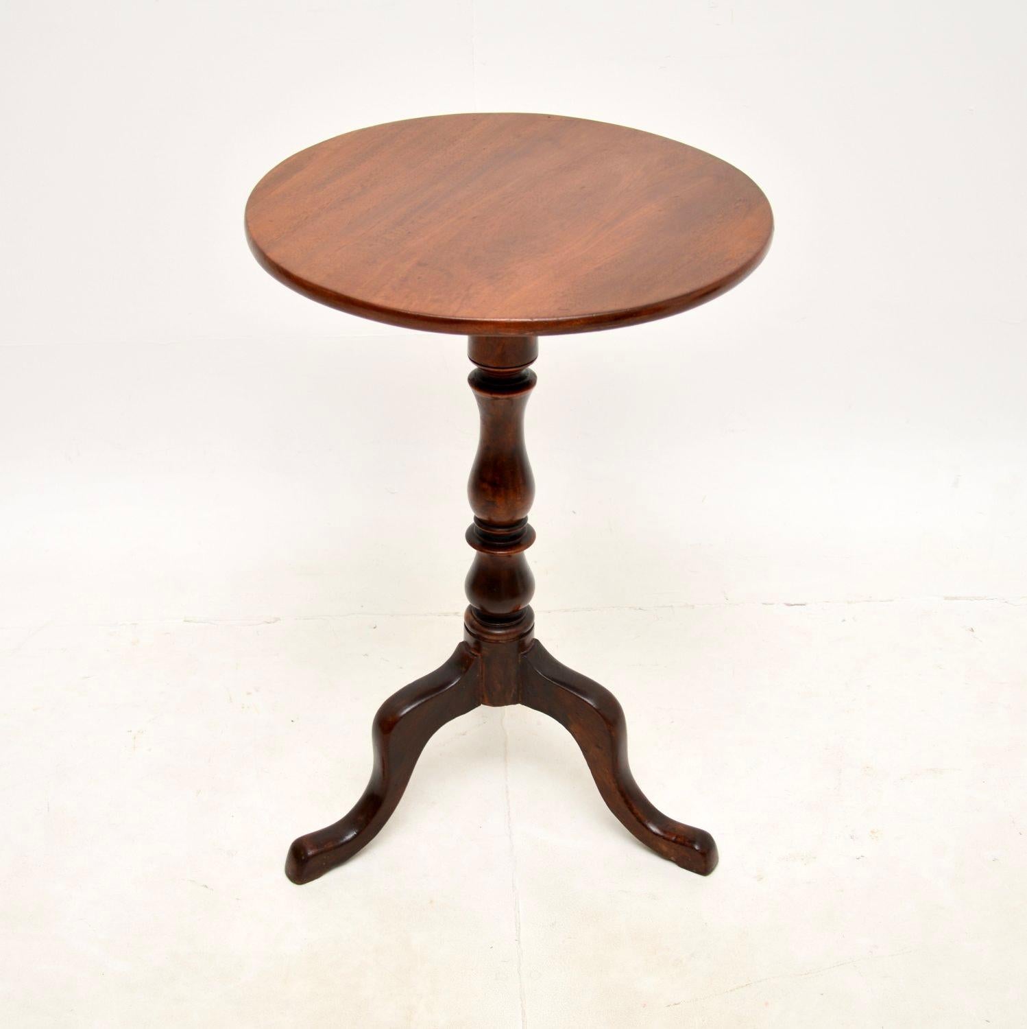 Magnifique table d'appoint à plateau basculant de style géorgien. Fabriqué en Angleterre, il date de la période 1790-1810.

La qualité est superbe, c'est très bien fait et c'est une taille utile. Le bois a une couleur magnifique et une belle patine