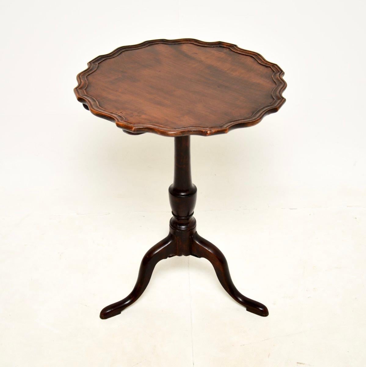 A charming and very well made antique Georgian tilt top occasional table. This was made in England, it dates from around the 1790-1810 period.

It is of very good quality, the top has a raised pie crust edge and can be flipped up by releasing a