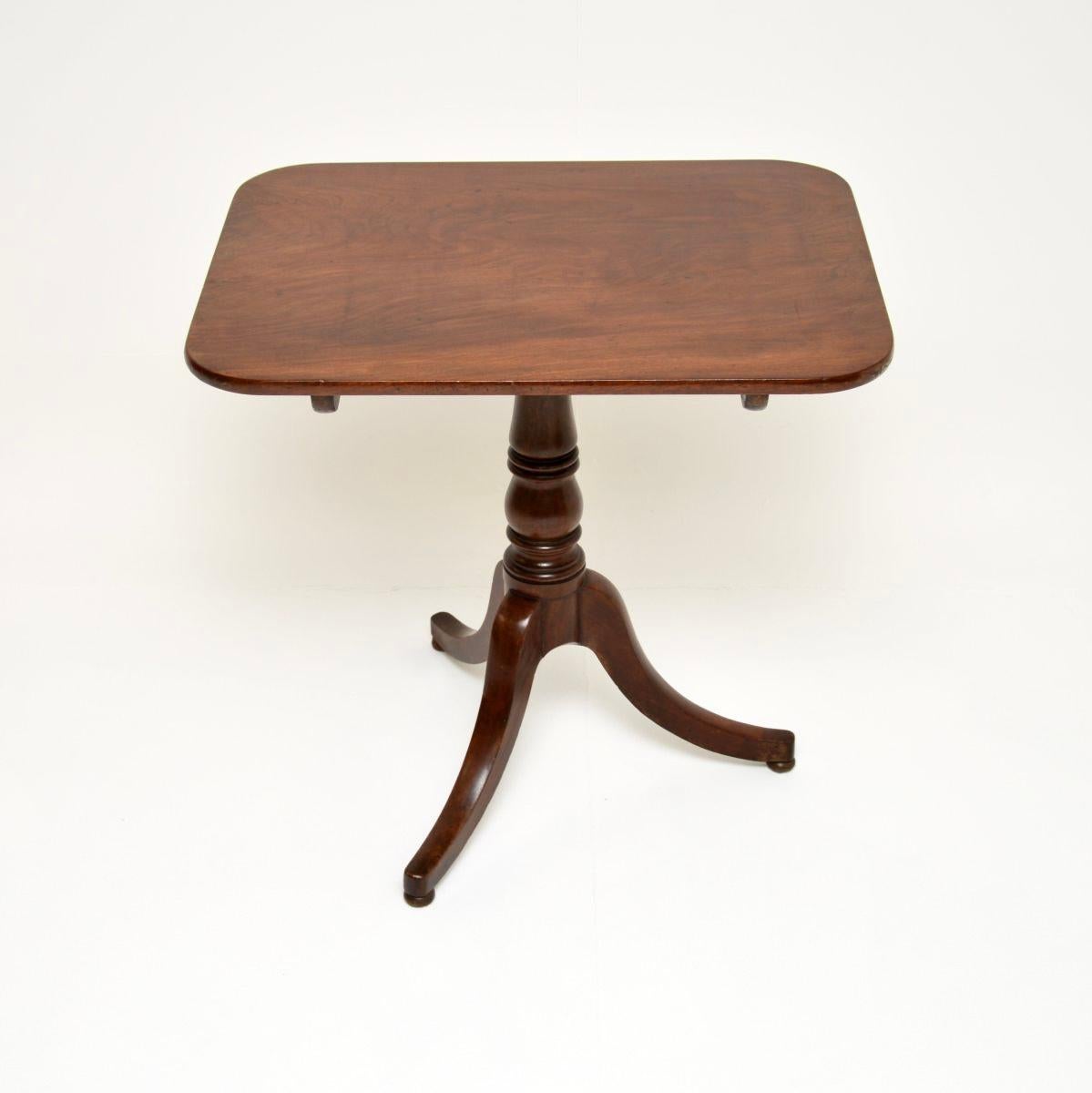 A smart and very well made antique Georgian tilt top occasional table. This was made in England, it dates from around the 1800-1820 period.

It is of excellent quality, it’s thick and beautifully constructed. The rectangular top can tilt upwards to