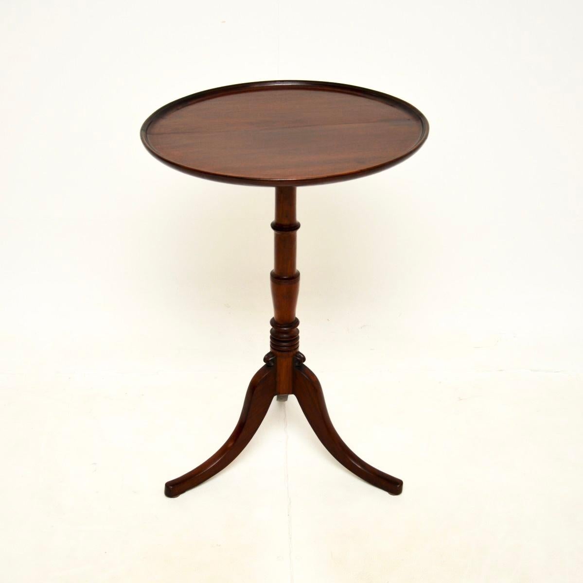 A wonderful original antique Georgian tilt top occasional table. This was made in England, it dates from around the 1800-1810 period.

The quality is superb, this is very well made and is a useful size. The wood has a gorgeous colour tone and
