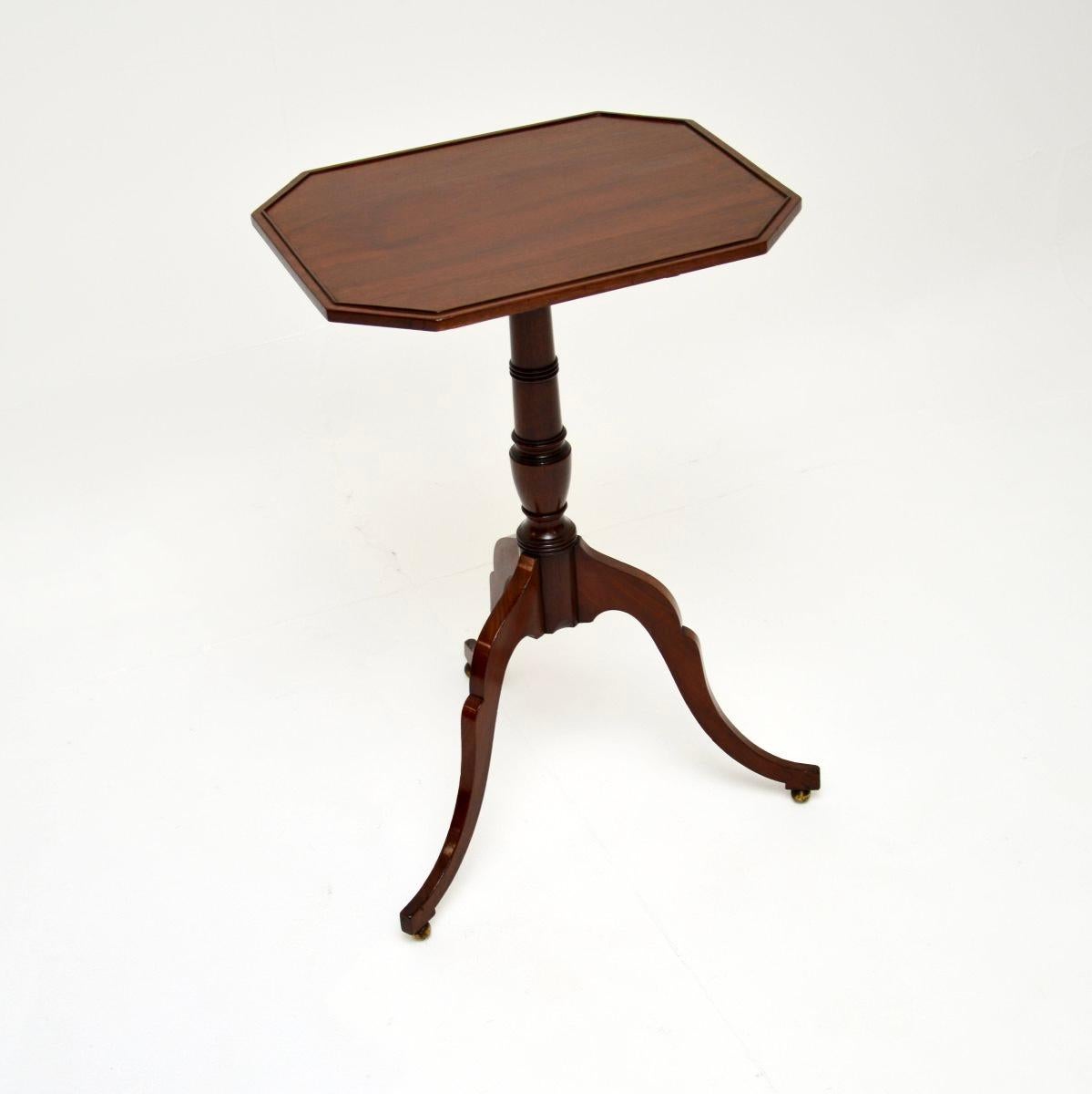 Une belle et élégante table d'appoint ancienne à plateau basculant de style géorgien. Fabriqué en Angleterre, il date de la période 1800-1820.

D'une qualité exceptionnelle, le Top-Light rectangulaire présente des coins inclinés, un bord légèrement