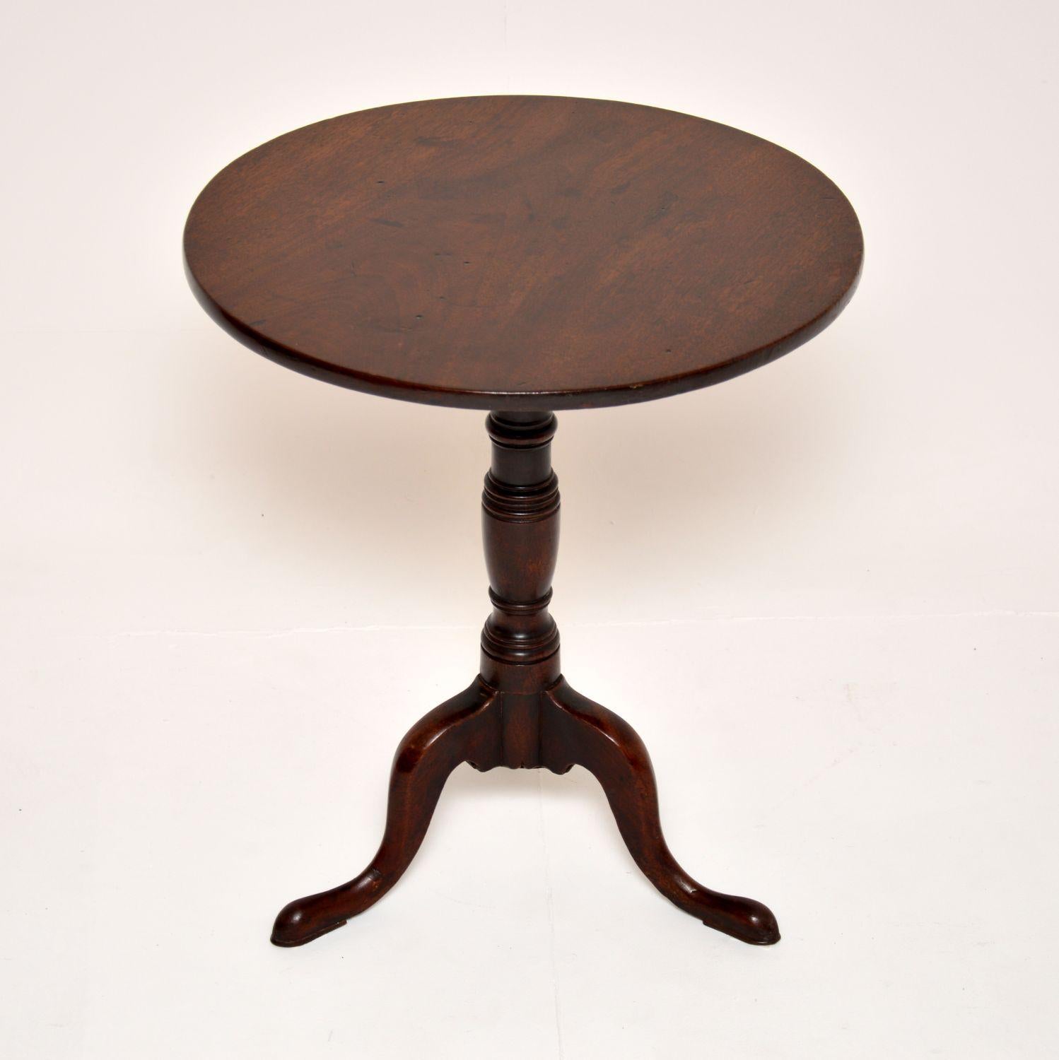 A wonderful original George III period snap top table. This was made in England, it dates from around the 1790-1810 period.

This is of lovely quality and is a useful size. The wood has acquired a gorgeous colour tone and patina, the top can be
