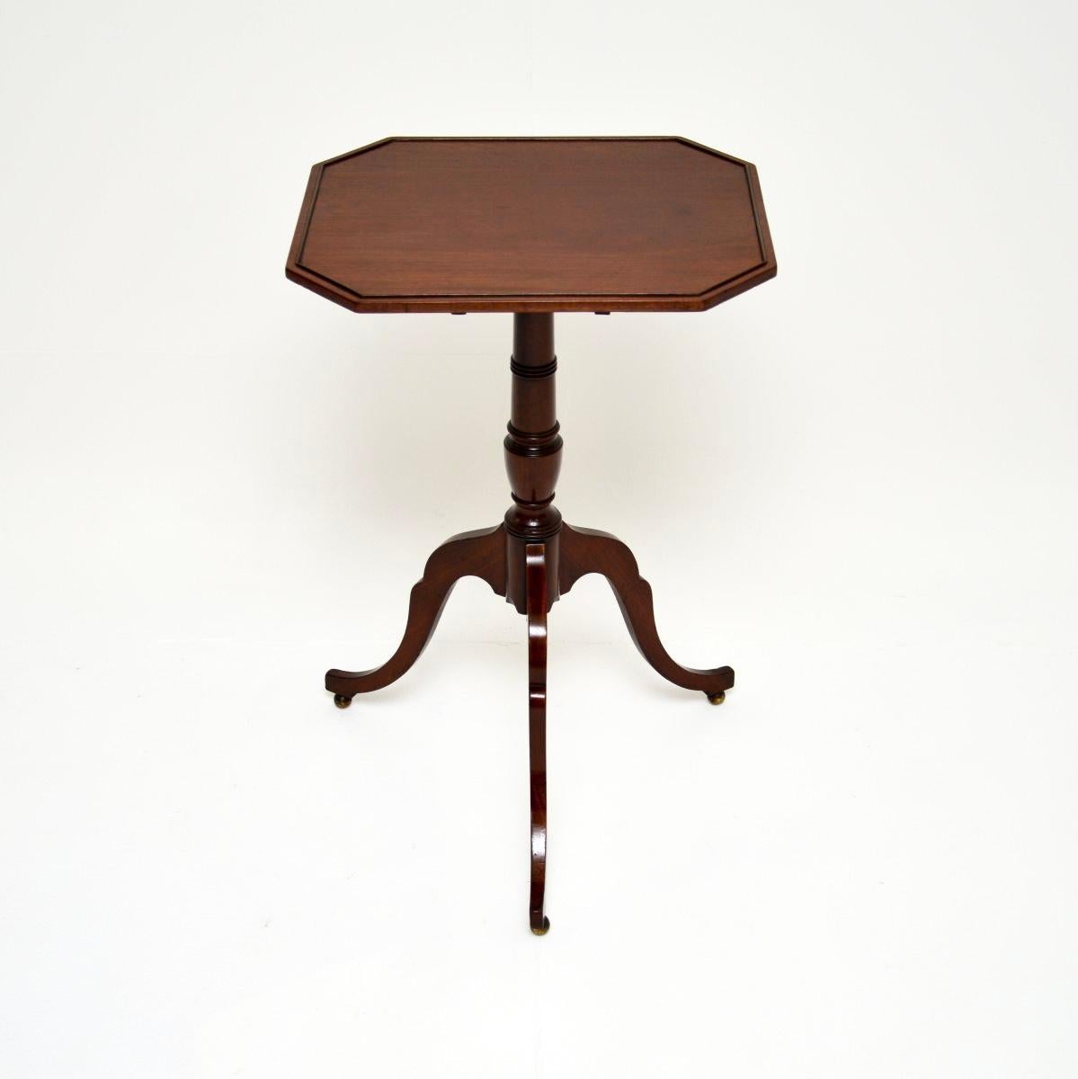 George III Table d'appoint géorgienne ancienne à plateau basculant en vente