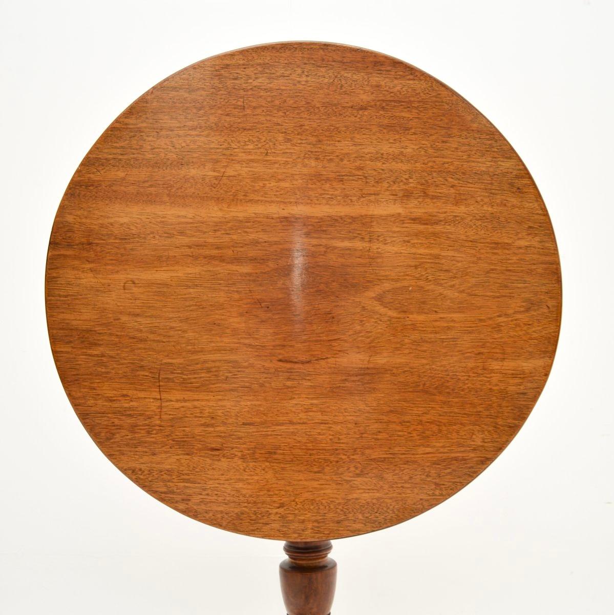 Britannique Table d'appoint géorgienne ancienne à plateau basculant en vente