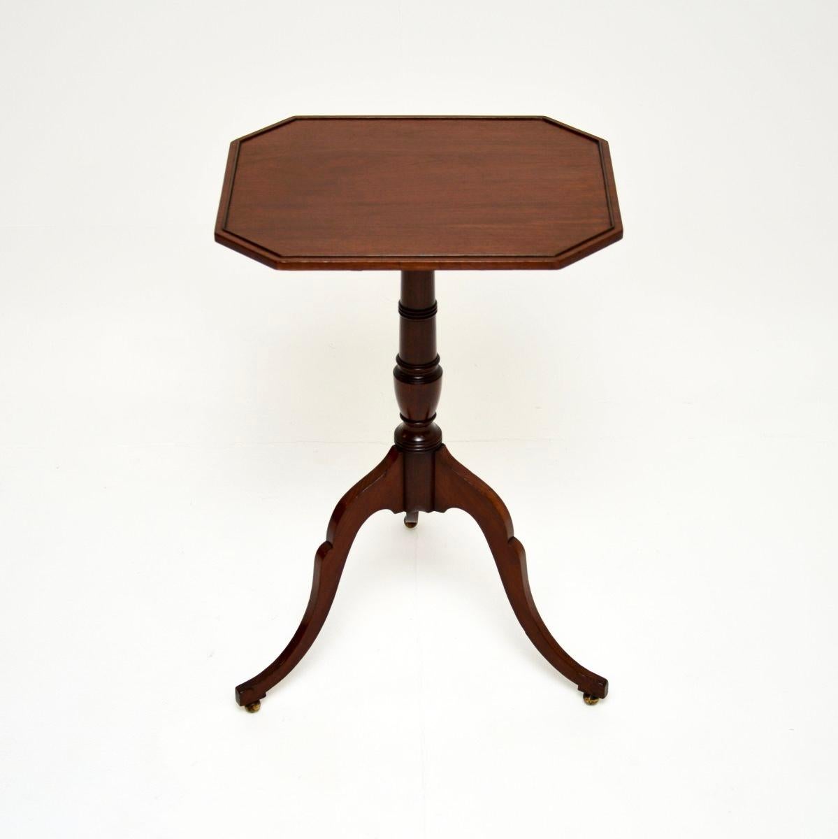 Britannique Table d'appoint géorgienne ancienne à plateau basculant en vente
