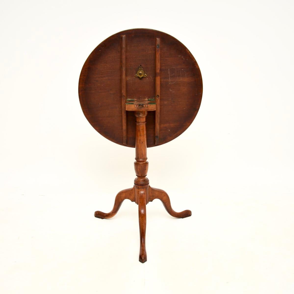 Table d'appoint géorgienne ancienne à plateau basculant Bon état - En vente à London, GB