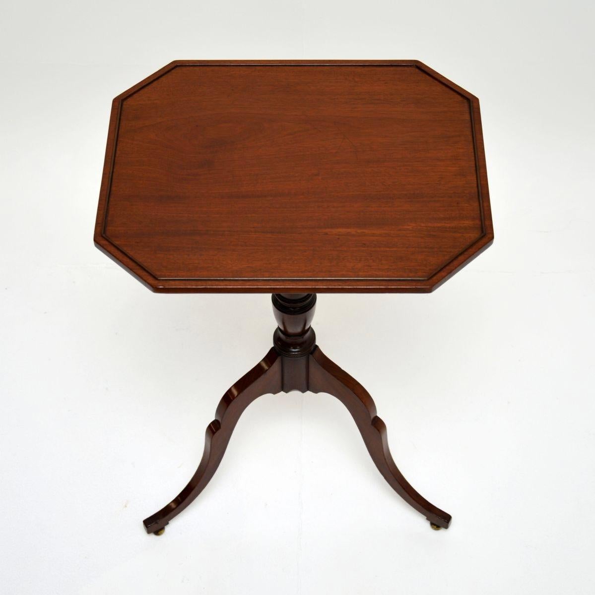 Table d'appoint géorgienne ancienne à plateau basculant Bon état - En vente à London, GB