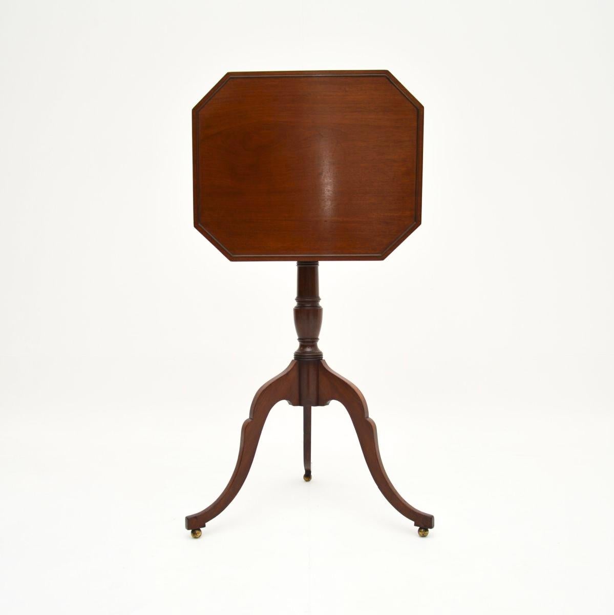 Début du XIXe siècle Table d'appoint géorgienne ancienne à plateau basculant en vente
