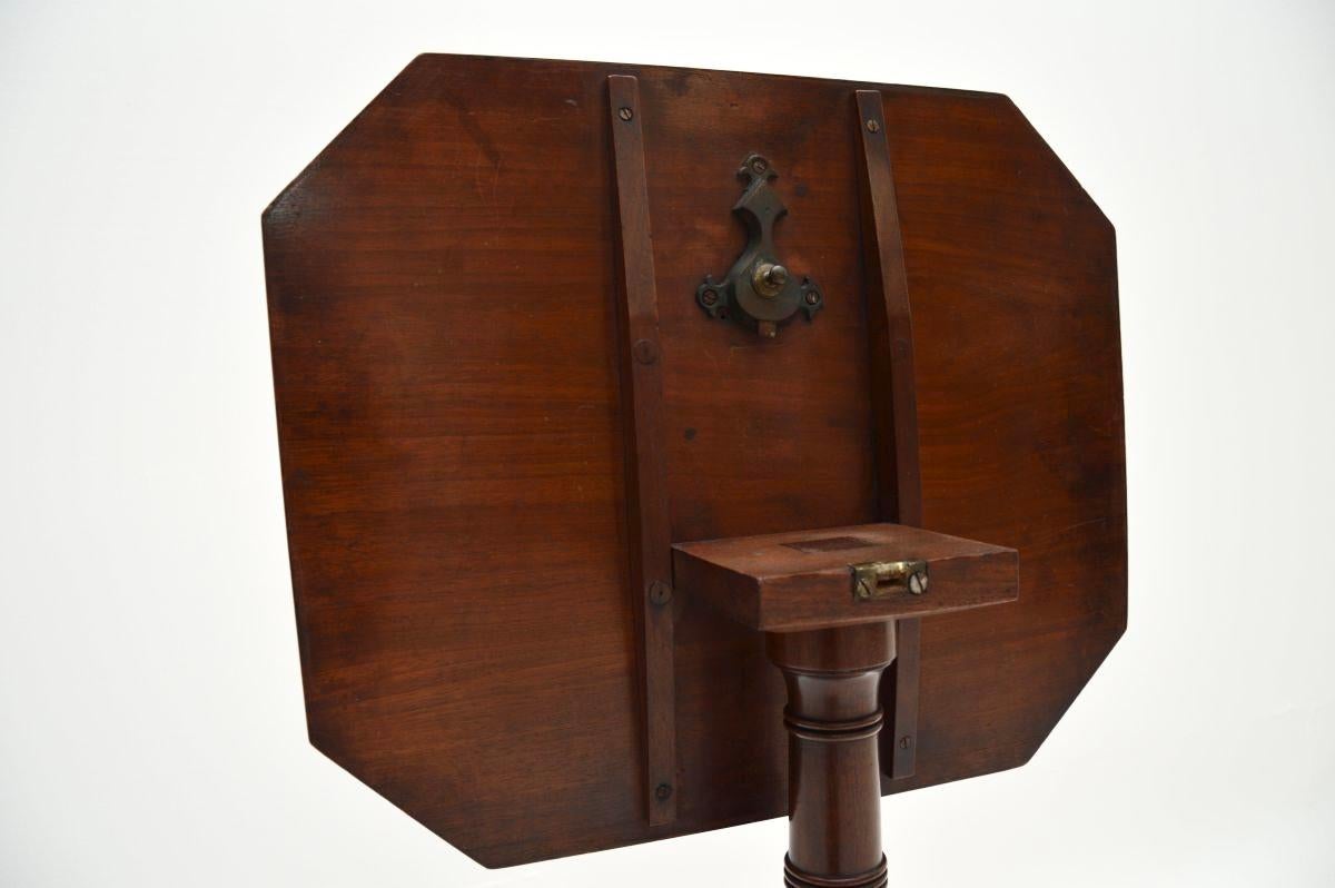 Bois Table d'appoint géorgienne ancienne à plateau basculant en vente